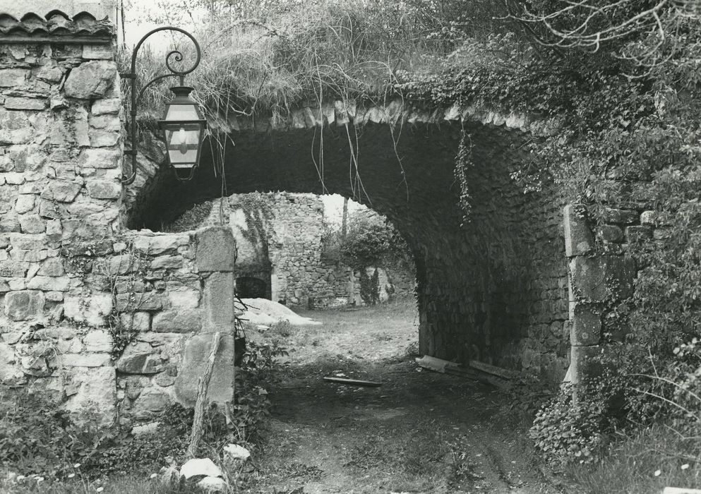 Château de Vernassal : Porche d’accès à la cour d’honneur, vue générale