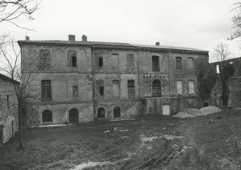 Château de Vernassal : Façade ouest, vue générale