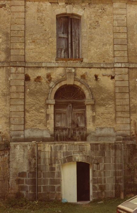 Château de Vernassal : Façade ouest, vue partielle