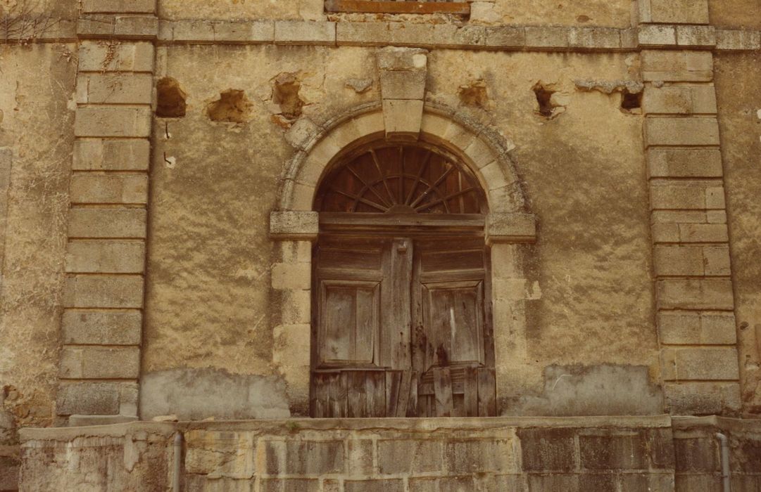 Château de Vernassal : Façade ouest, porte d’accès, vue générale