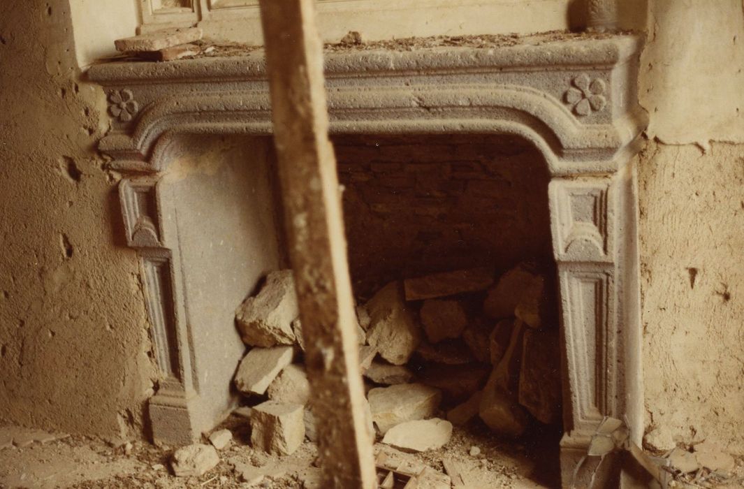 Château de Vernassal : 3e étage, chambre, cheminée, vue générale