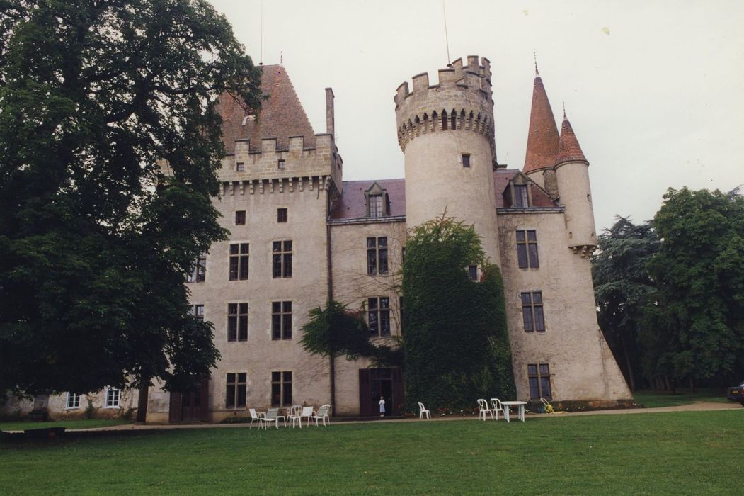 Château de Védrines : Façade est, vue partielle