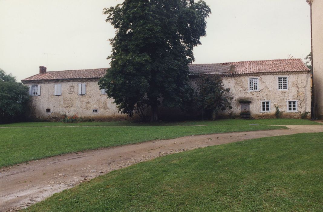 Château de Védrines : Communs sud, façade est, vue générale