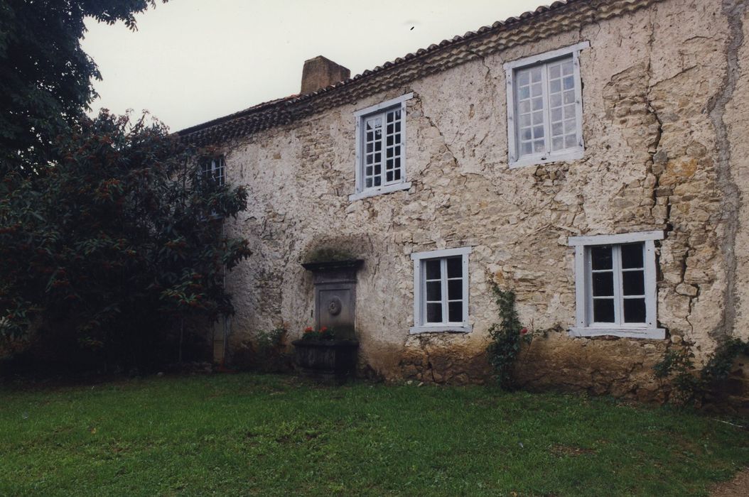 Château de Védrines : Communs sud, façade est, vue partielle