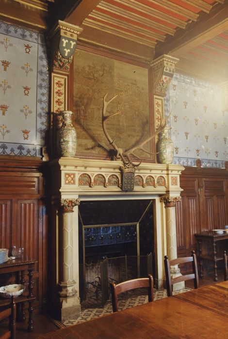 Château de Védrines : Rez-de-chaussée, salle à manger, cheminée, vue générale