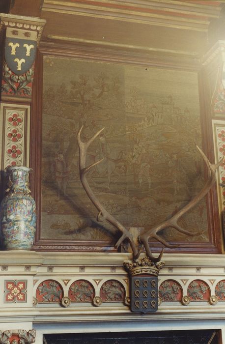 Château de Védrines : Rez-de-chaussée, salle à manger, cheminée, détail du manteau