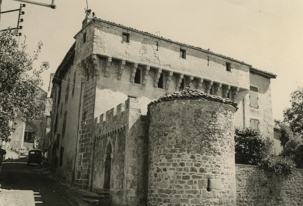 Maison forte : Façade ouest, vue générale