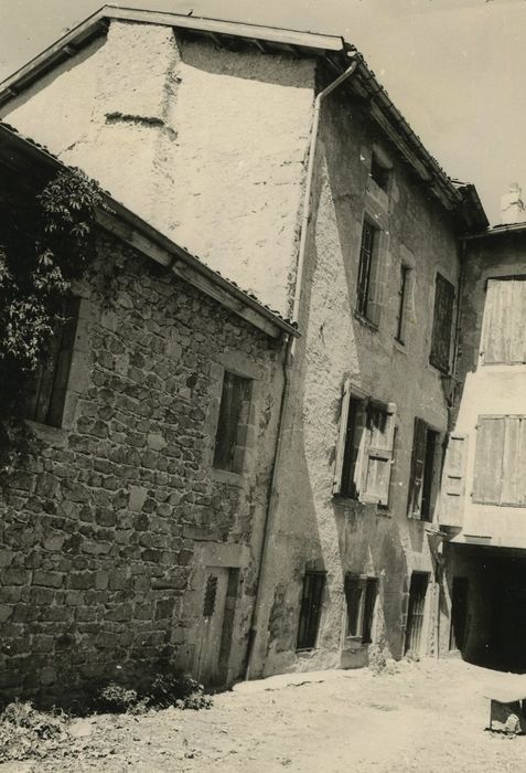 Maison forte : Façade est sur rue, vue générale