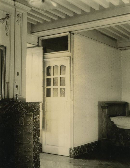 Maison forte : 2e étage, chambre, lambris de revêtement, vue partielle