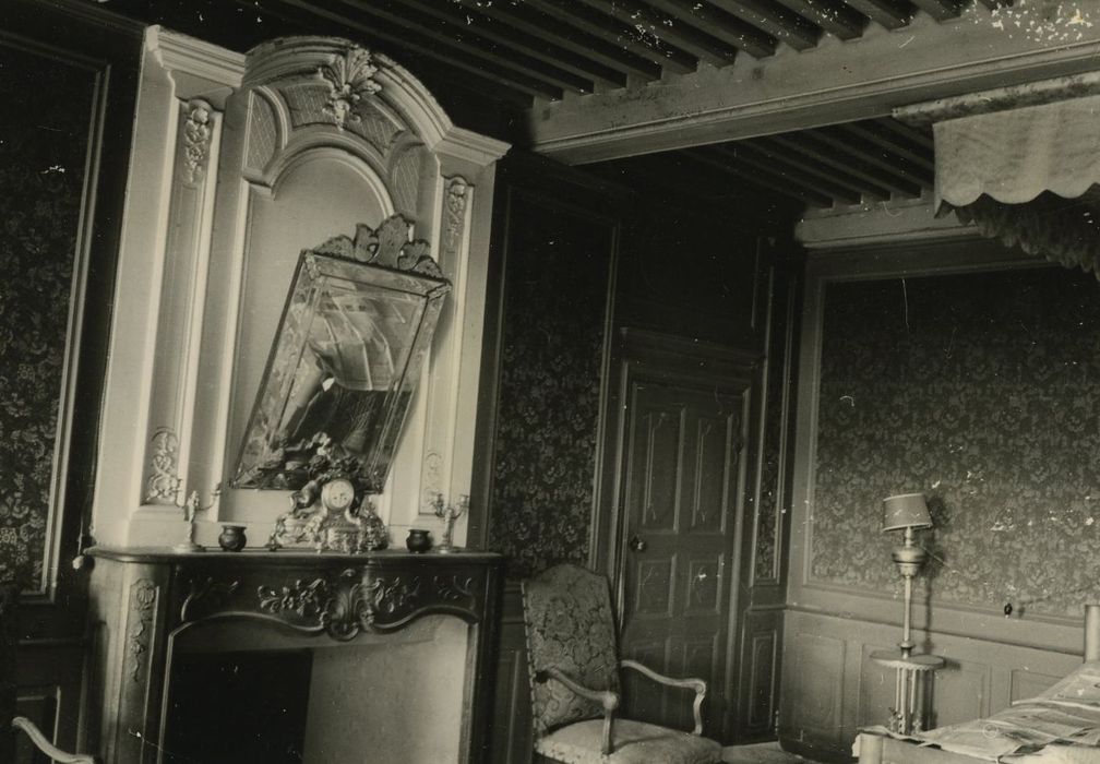 Maison forte : 1er étage, chambre, vue partielle