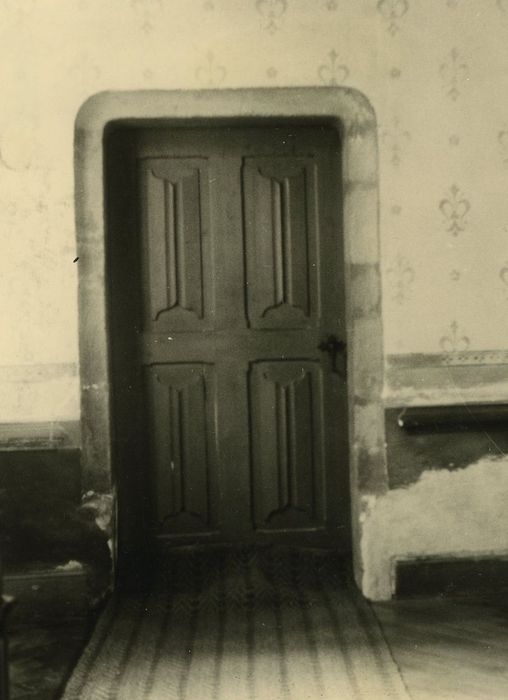 Maison forte : Rez-de-chaussée, couloir, détail d’un vantail de porte