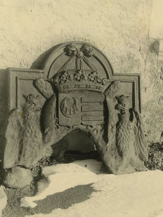 plaque de cheminée aux armes de Charles de la Porte et de Marie de Cossé-Brissac