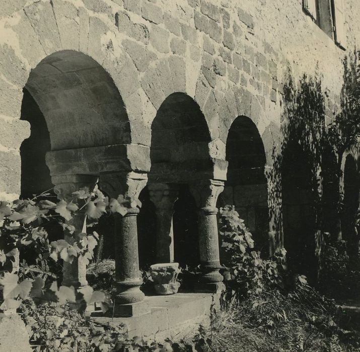 Ancien prieuré : Galerie du cloître, vue partielle