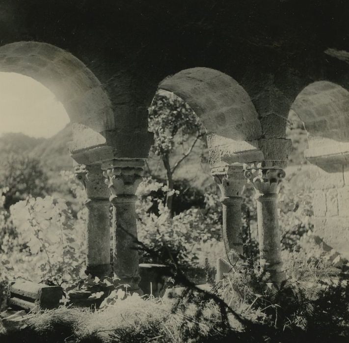 Ancien prieuré : Galerie du cloître, vue partielle