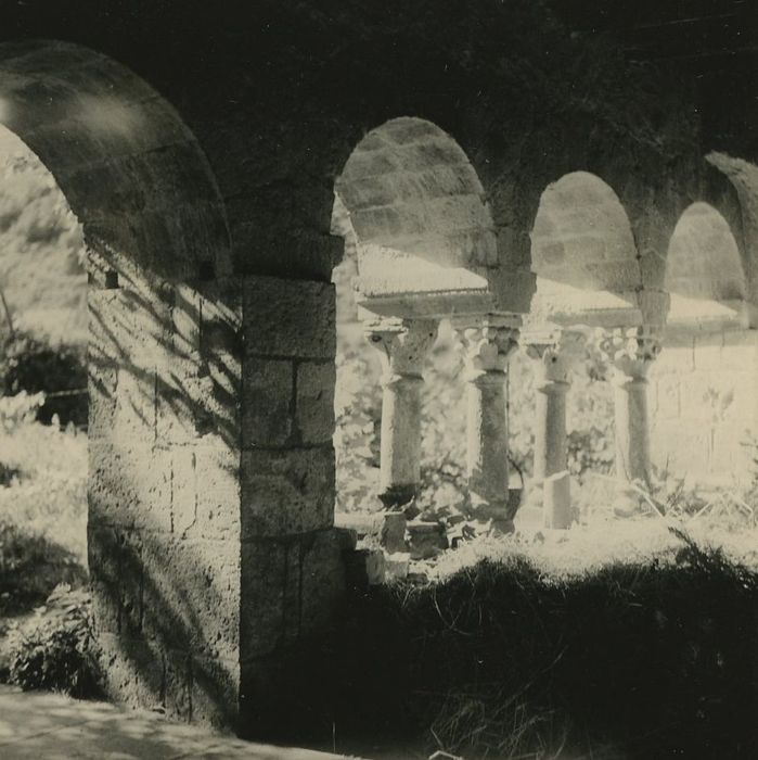 Ancien prieuré : Galerie du cloître, vue partielle