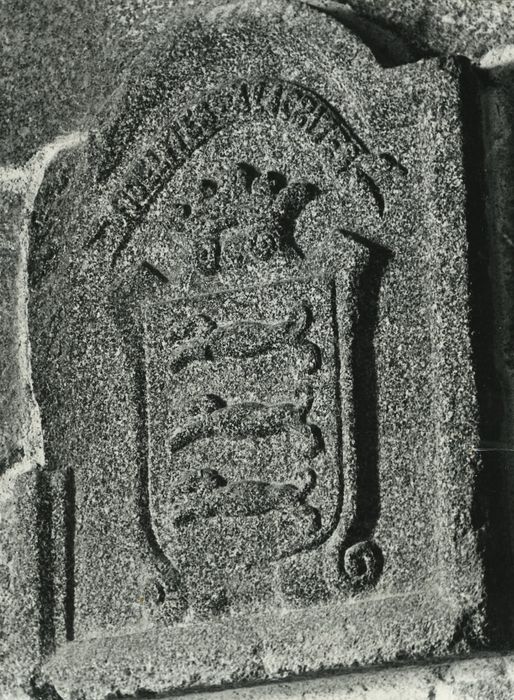 Eglise Notre-Dame de l'Assomption : Chapelle seigneuriale, détail d’un blason sculpté