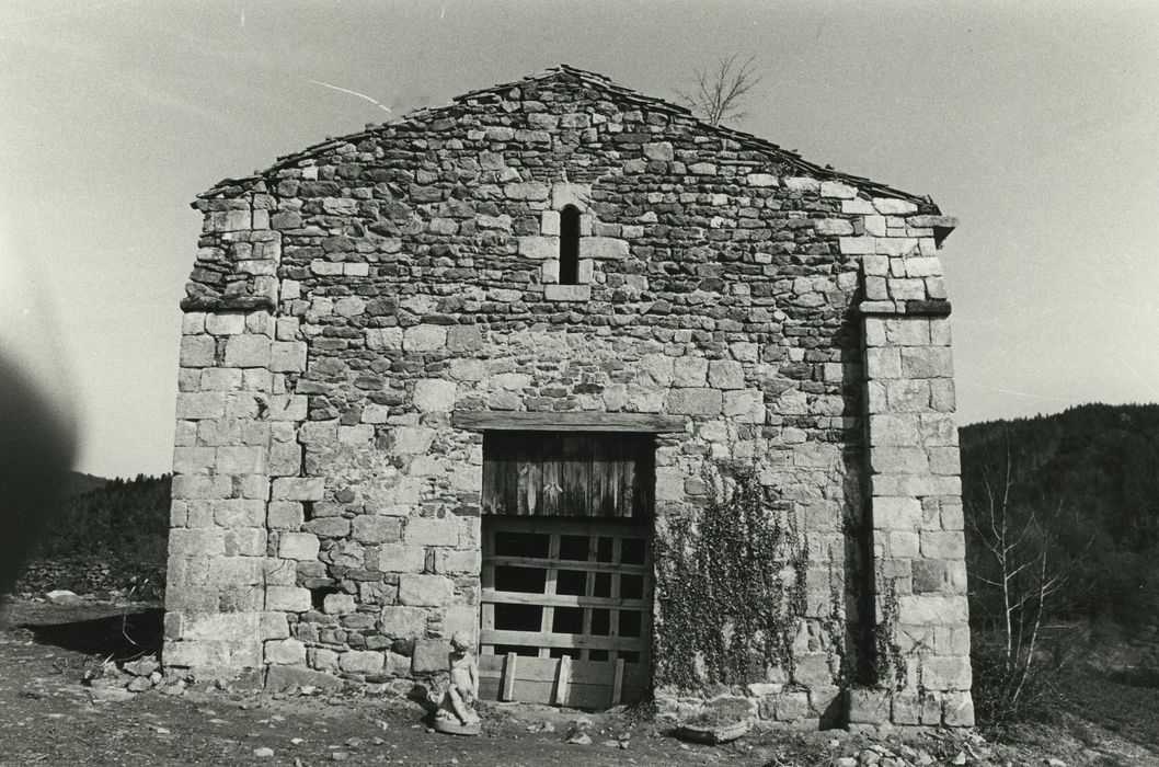 Ancienne église Sainte-Foi-de-la-Brousse : Façade occidentale, vue générale