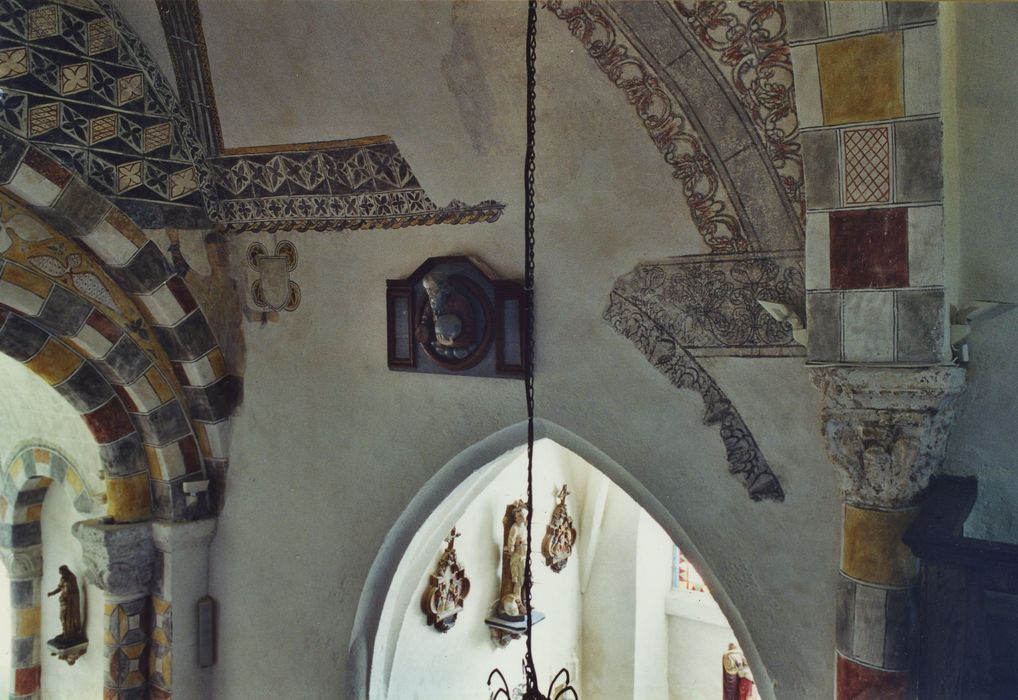 Eglise Saint-Sébastien : Peintures monumentales de la nef, vue partielle