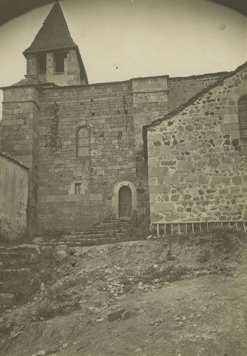 Eglise Saint-Julien de Saint-Quentin-Chaspinhac : Façade latérale sud, vue partielle