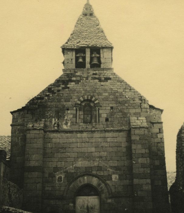 Eglise Saint-Julien de Saint-Quentin-Chaspinhac : Façade occidentale, vue générale