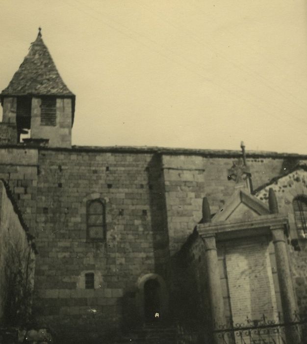 Eglise Saint-Julien de Saint-Quentin-Chaspinhac : Façade latérale sud, vue partielle