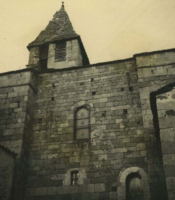 Eglise Saint-Julien de Saint-Quentin-Chaspinhac : Façade latérale sud, vue partielle