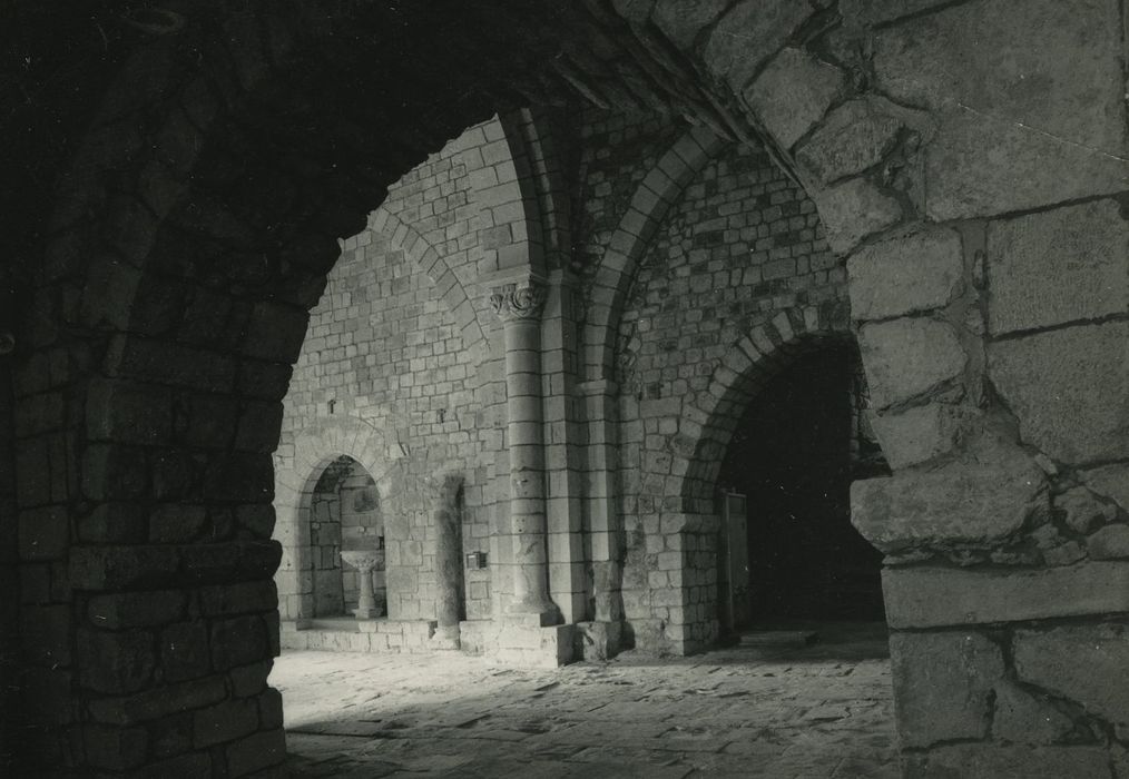 Eglise Saint-Julien de Saint-Quentin-Chaspinhac : Nef, vue partielle