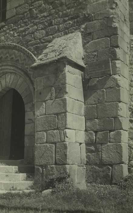 Eglise Notre-Dame de l'Assomption : Façade occidentale, détail d’un contrefort