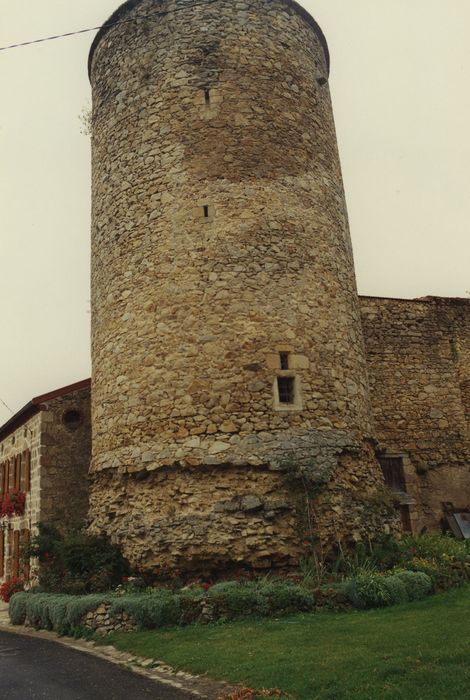 Château fort de Chassignolles : Tour sud-est, vue générale