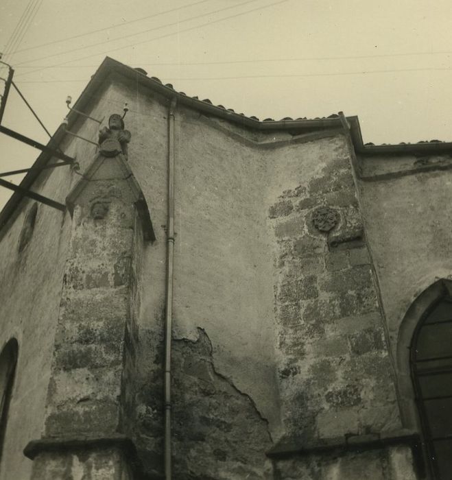 Eglise Saint-Pierre : Chevet, détail des contreforts