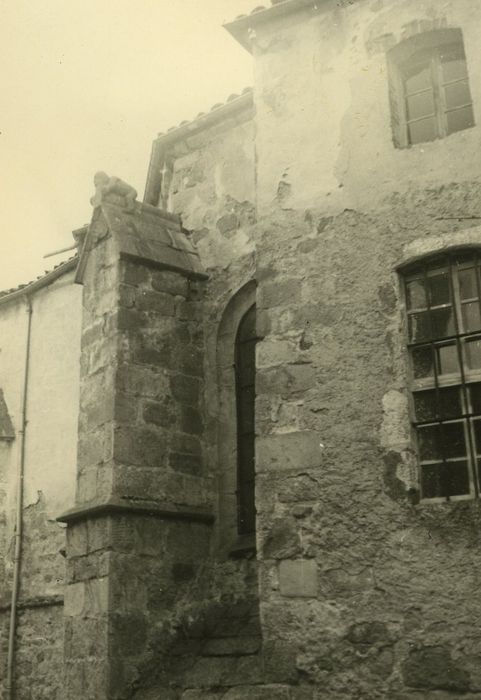 Eglise Saint-Pierre : Chevet, détail d’un contrefort