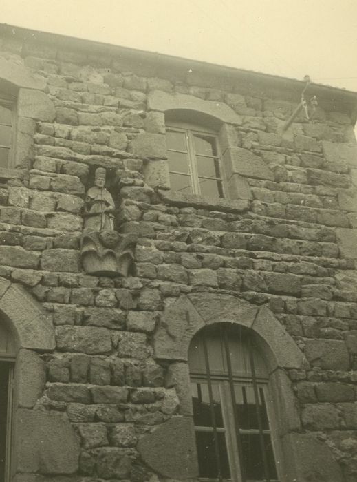 Eglise Saint-Pierre : Sacristie, détail d’un chapiteau et d’une statue réemployés dans la maçonnerie de la façade