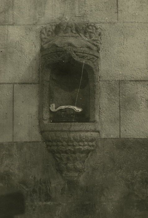 Eglise Saint-Pierre : Détail de la piscine du choeur