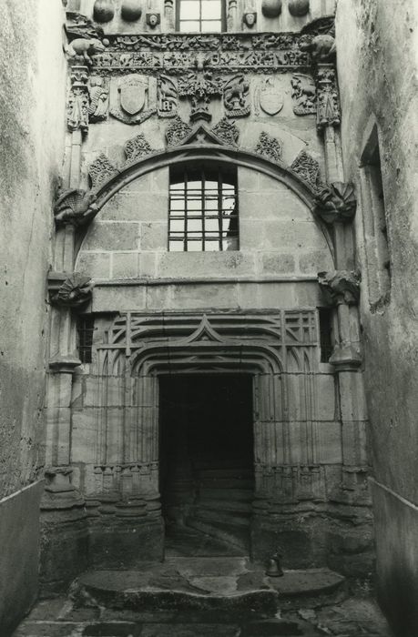 Château de la Tour-Daniel : Façade nord, porte d’accès à tourelle d’escalier, vue générale