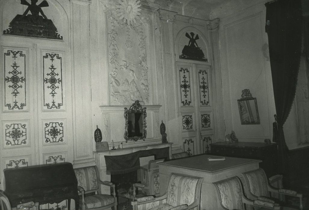 Château de Poinsac : Bibliothèque, vue partielle