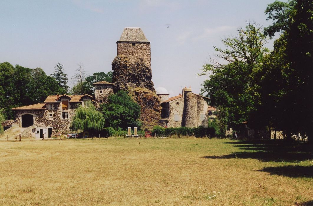 Château de Gendriac : Vue générale des bâtiments dans leur environnement depuis l’Ouest