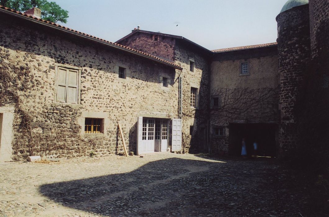 Château de Gendriac : Cour intérieure, aile est, façade ouest, vue partielle