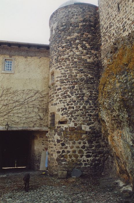 Château de Gendriac : Cour intérieure, tourelle d’escalier, vue générale