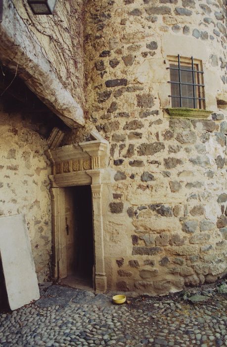 Château de Gendriac : Cour intérieure, tourelle d’escalier, porte d’accès, vue générale