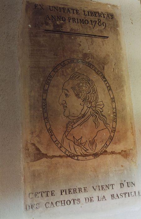 Château de Gendriac : Logis, 1er étage, détail d'une pierre gravée illustrant un portrait de Louis XVI (pierre provenant de la Bastille)