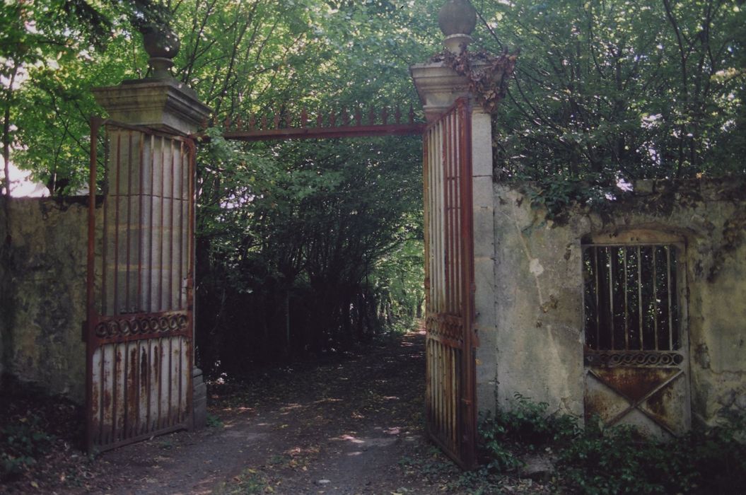 Villa Richond à Charentus : Portail d’accès est, vue générale