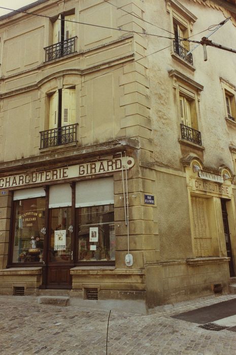 Boucherie-charcuterie Girard : Façades sur rues, vue partielle