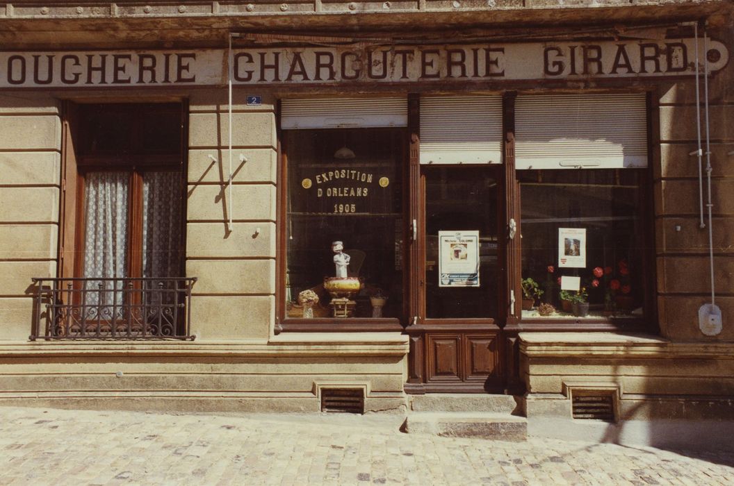 Boucherie-charcuterie Girard : Devanture place aux laines, vue générale