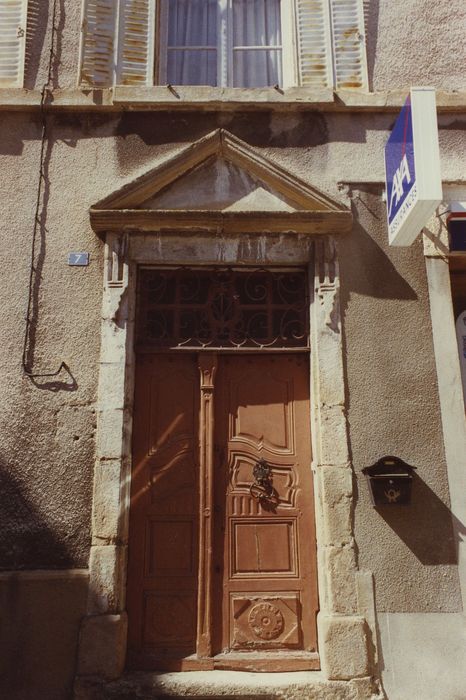 Hôtel de Vinols d'Ineyre : Porte d’accès sur rue, vue générale