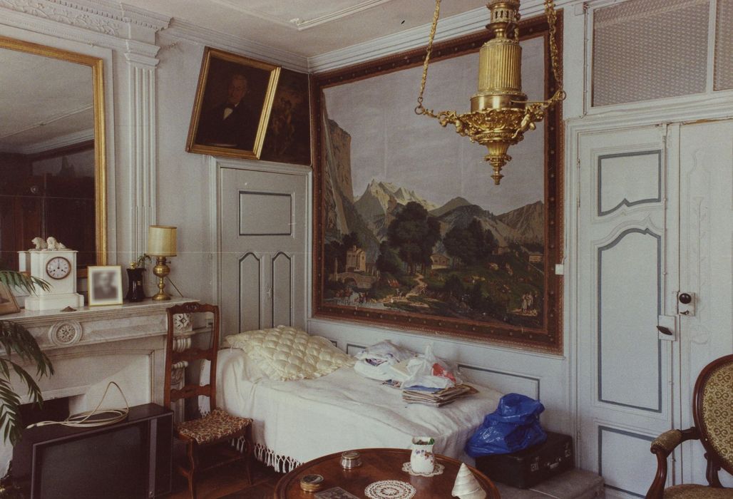 Hôtel de Vinols d'Ineyre : 1er étage, chambre, papier peint, vue partielle