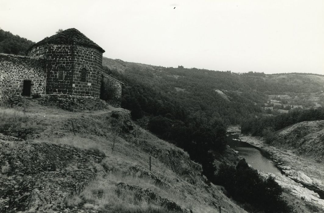 Chapelle Saint-Blaise-de-Jonzac : Vue générale de la chapelle dans son environnement depuis l’Est