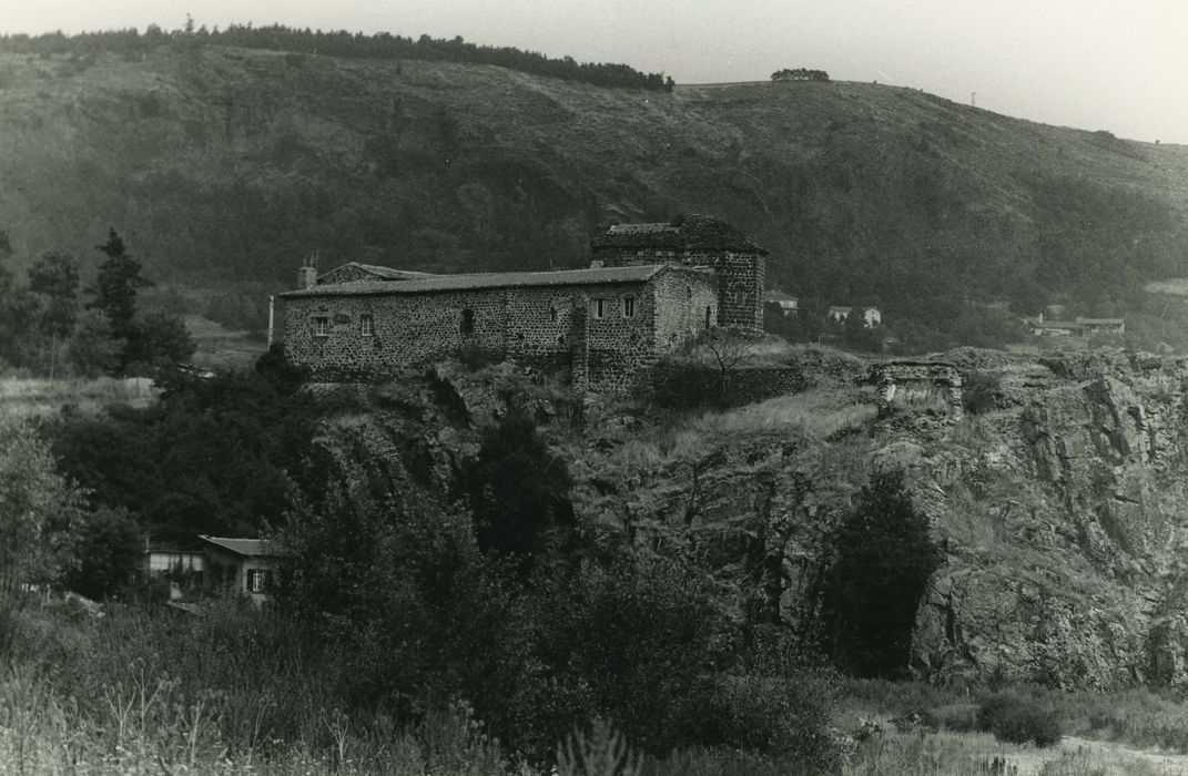 Chapelle Saint-Blaise-de-Jonzac : Vue générale de la chapelle dans son environnement depuis le Sud