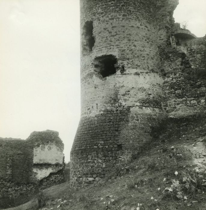 Ruines du Château fort : Tour sud-ouest, vue partielle