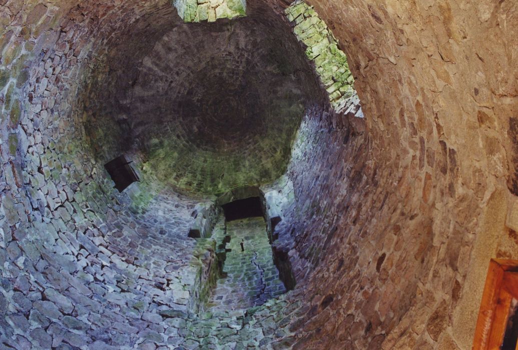 Château fort de Joyeuse : Vue générale de la voûte