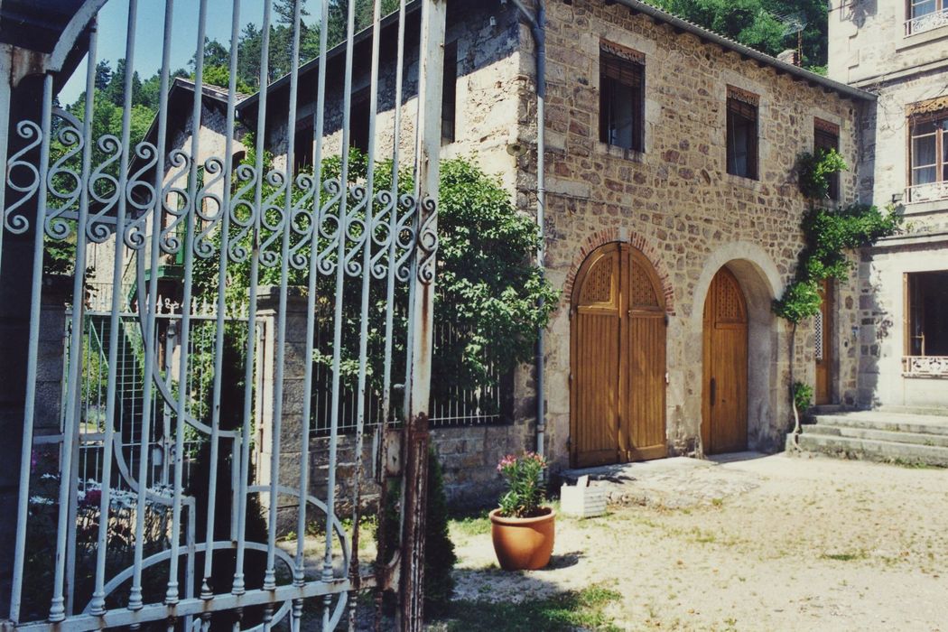 Maison Malartre : Cour intérieure, écuries, façade sud-est, vue générale